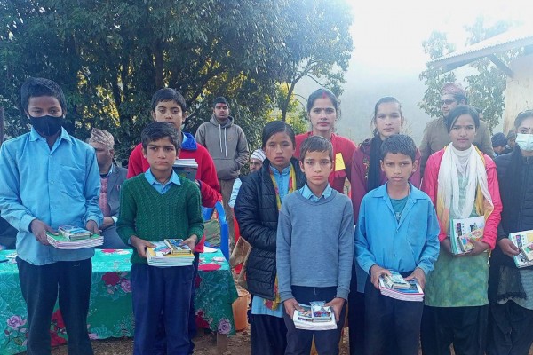 पाटन नगरपालिका कार्यपालिका सदस्य पन्तले गरिन् शैक्षिक सामग्री वितरण 